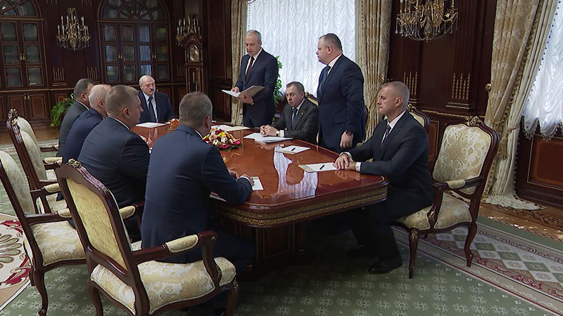 От руководителей предприятий до назначений в дипкорпусе. Подробности кадрового понедельника у Президента-10