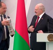 Горняки вручили Александру Лукашенко руду, которой около 350 млн лет. Эмоции Президента