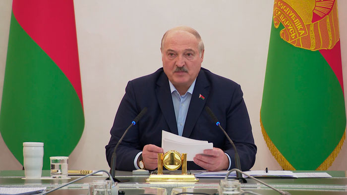 Лукашенко: мы создали для скота дворцы. Мужики, мы зачем их строили?