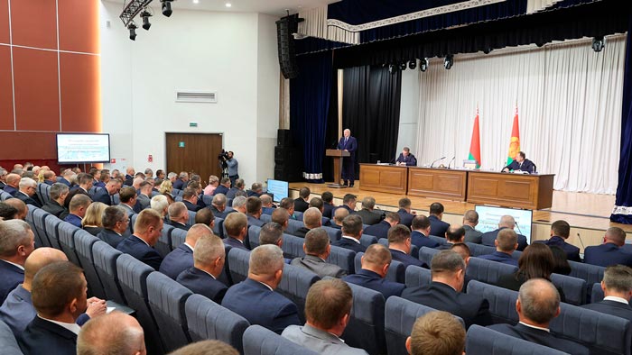 Лукашенко поручил продолжить модернизацию животноводческих объектов