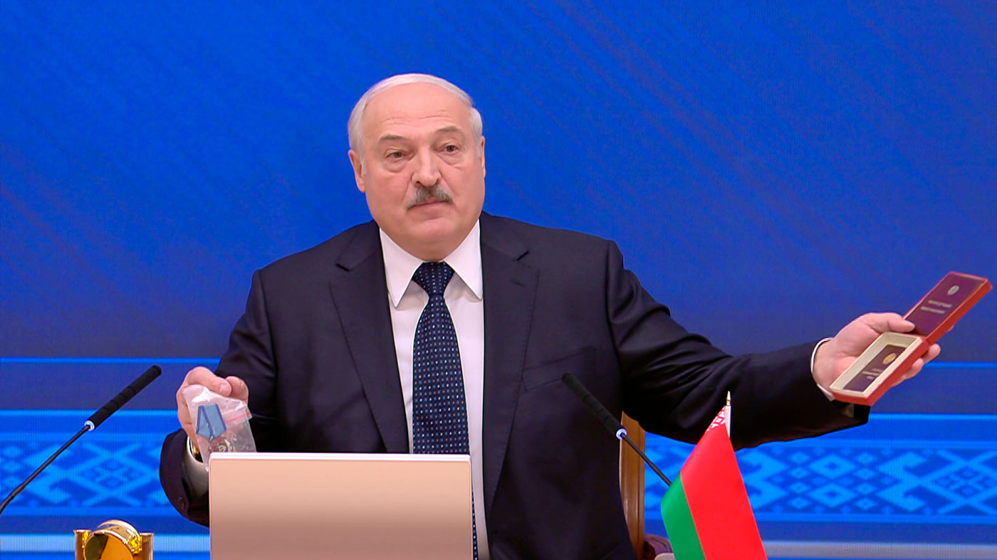 Лукашенко: меня вчера поразил один факт – награды Василя Быкова кто-то из родственников продавал за 30 долларов