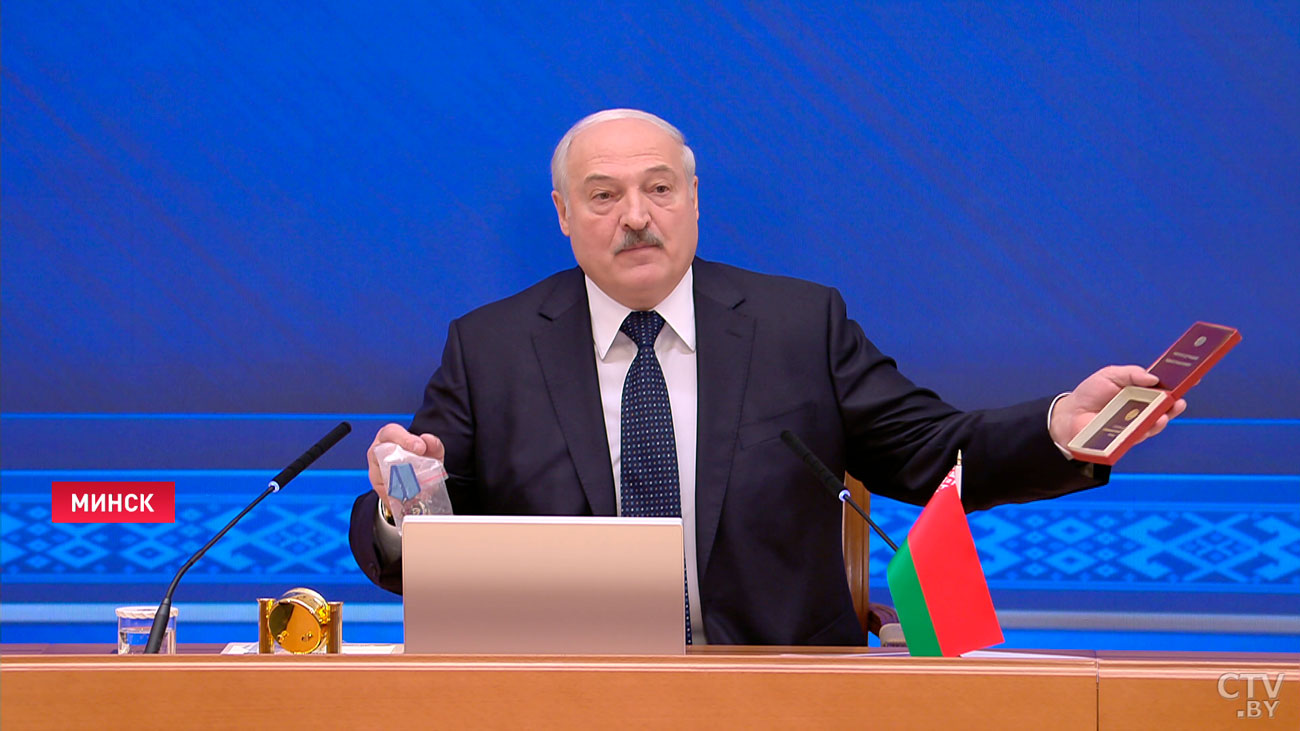 Лукашенко: меня вчера поразил один факт – награды Василя Быкова кто-то из родственников продавал за 30 долларов-4 Лукашенко: меня вчера поразил один факт – награды Василя Быкова кто-то из родственников продавал за 30 долларов-4
