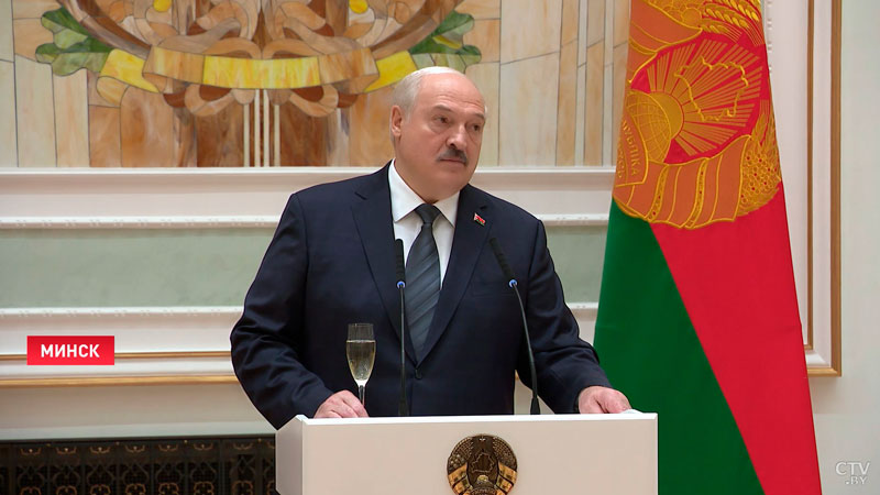 «Будьте всегда достойны своей земли». Лукашенко напутствовал выпускников военных вузов Беларуси-4