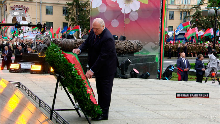 Лукашенко возложил венок к монументу Победы в Минске-1