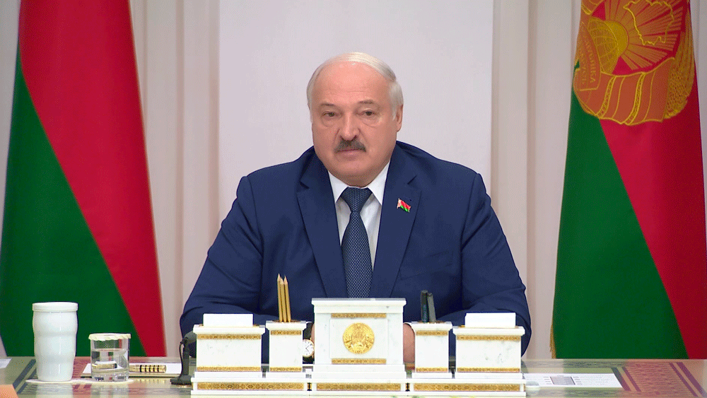 Лукашенко: во времена пандемии врачам доплачивали, забирать выплаты у них после – неприлично