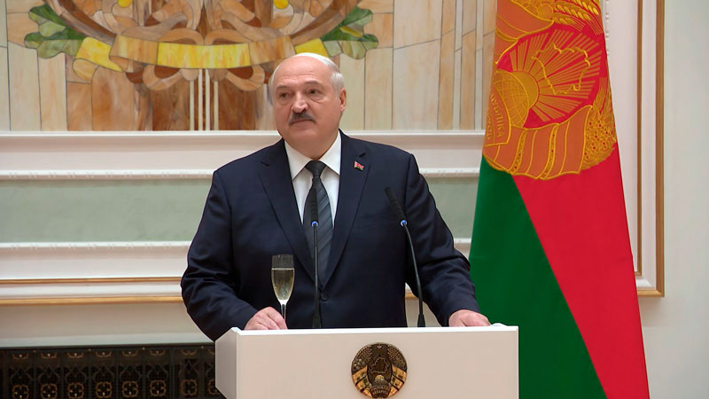 «Будьте всегда достойны своей земли». Лукашенко напутствовал выпускников военных вузов Беларуси
