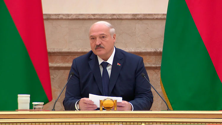 Лукашенко: средства на медицину выделяются колоссальные! И люди вправе видеть отдачу