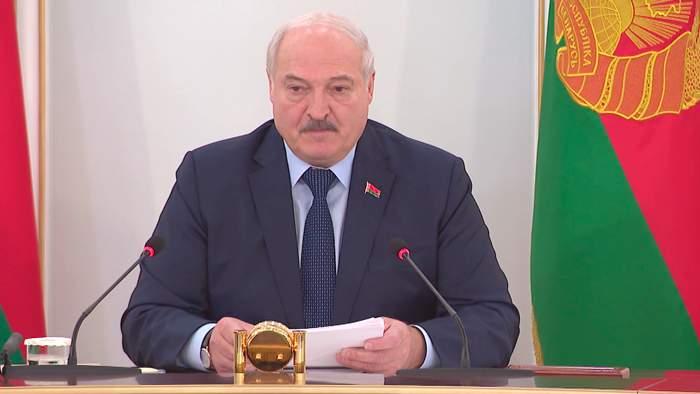 Лукашенко на совещании по ходу уборочной: «Потери – это удобрение почвы деньгами»