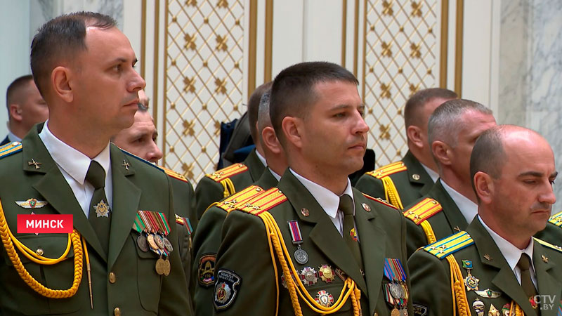 «Будьте всегда достойны своей земли». Лукашенко напутствовал выпускников военных вузов Беларуси-1