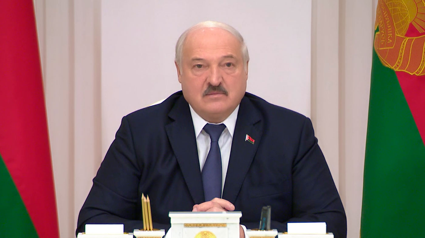 Президент: нам надо сплотиться сейчас, чтобы здесь не летали ракеты и не бросали на нас бомбы