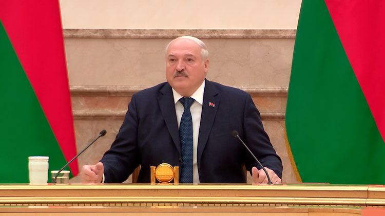 Александр Лукашенко: Бог помог Беларуси в 2020 году. Здесь была бы война 