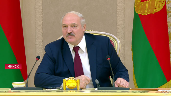 Александр Лукашенко: «Как экономику в этой ситуации удержать, когда нас качают – идите в банк и немедленно забирайте вклады»-4