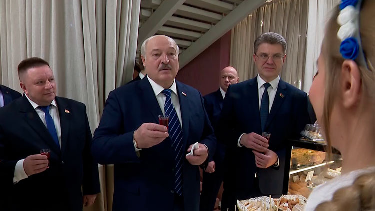 Александру Лукашенко подарили книгу из сала