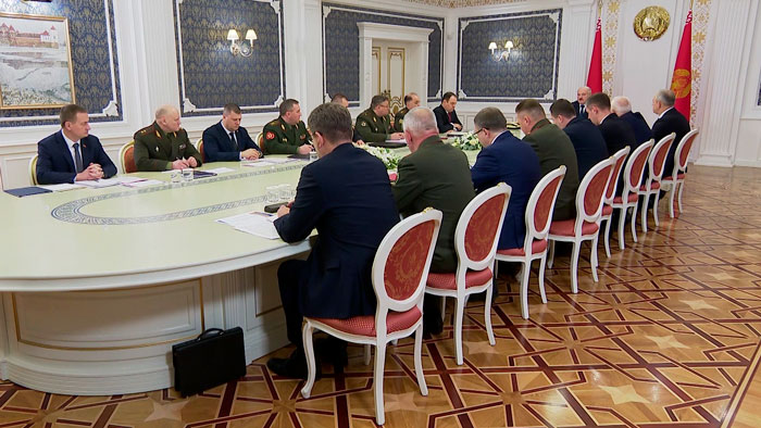 Лукашенко поручил рассмотреть возможность выкупа военнослужащими арендного жилья