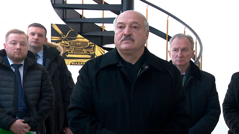 «Люди хотят покупать этот автомобиль». Лукашенко приехал на завод «БЕЛДЖИ»