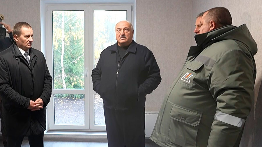 Лукашенко: люди жаловались, что долго строим. Надо ходить по чиновникам, просить какие-то разрешения