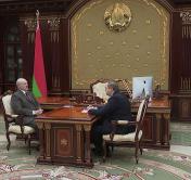 Президент Беларуси: «Маски шьют сейчас несколько предприятий, сотни тысяч штук в сутки»