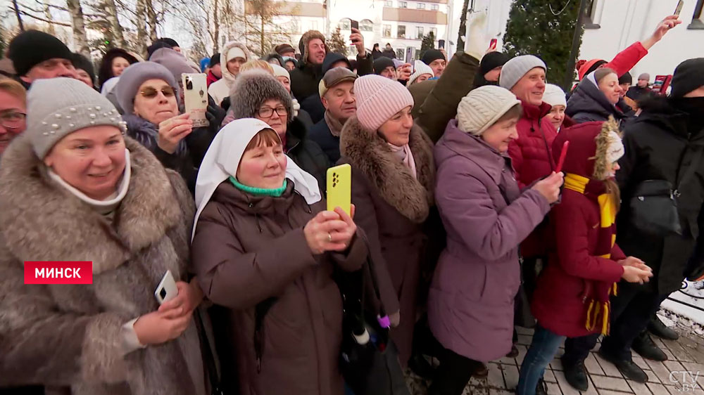 Александр Лукашенко тепло пообщался с прихожанами в Рождество: «Добра, мира и, главное, здоровья!» -10