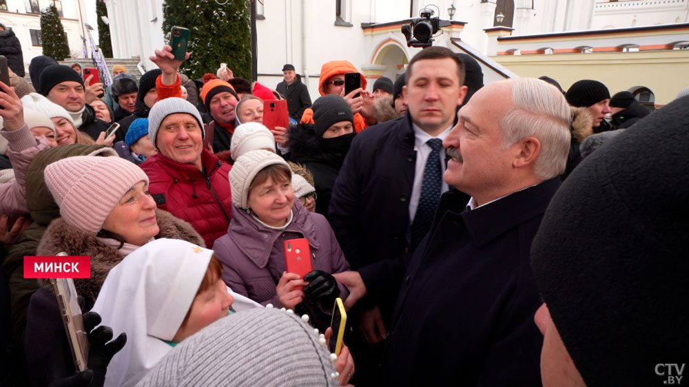 Александр Лукашенко тепло пообщался с прихожанами в Рождество: «Добра, мира и, главное, здоровья!» -4