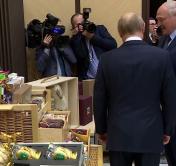 Что было в продуктовой корзине, которую Александр Лукашенко подарил Владимиру Путину?