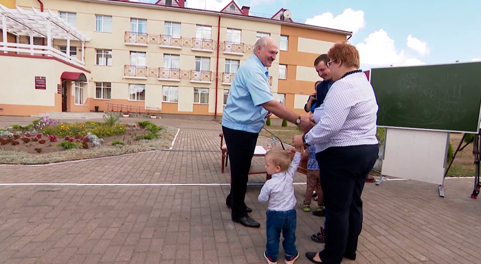 Подарили Лукашенко кролика и до сих пор ждут Президента в гости! Семья Выдронок о деталях трогательной встречи
