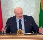 «Это же не наши изнутри тут кричат». Лукашенко рассказал, кто создаёт фейки о коронавирусе в Беларуси