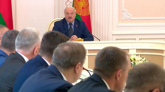 Лукашенко о чиновниках: «Ему под 50, уже за 40, а вы его хотите перевоспитать»