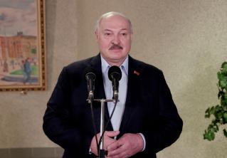 Лукашенко: «Какая необходимость мне каждый день, как на икону, молиться на Конституцию?»