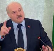 Лукашенко: я не могу запрещать вакцинировать людей, но и напрягать их вы не будете