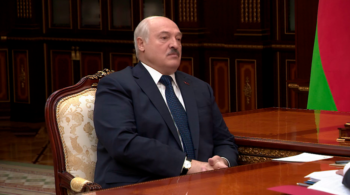 Лукашенко: «Как докладывает правительство, почти нет никаких проблем». Президент принял с докладом посла в России