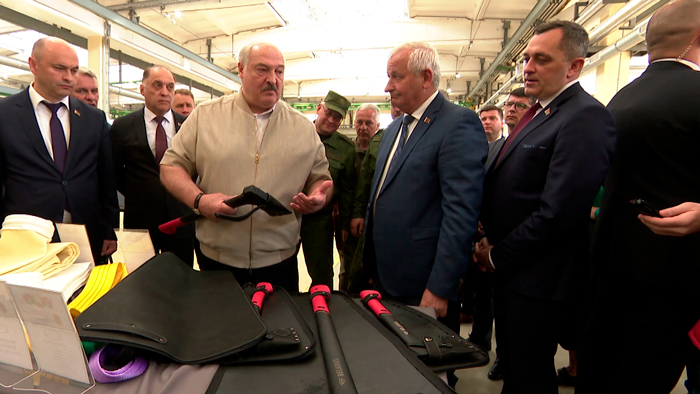 Лукашенко: это позор – больше половины леса имеем, а топоры и пилы не можем делать!