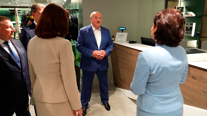 «Многие просят автограф – вот, пожалуйста. И всего лишь 50 рублей». Лукашенко порекомендовал свой мерч