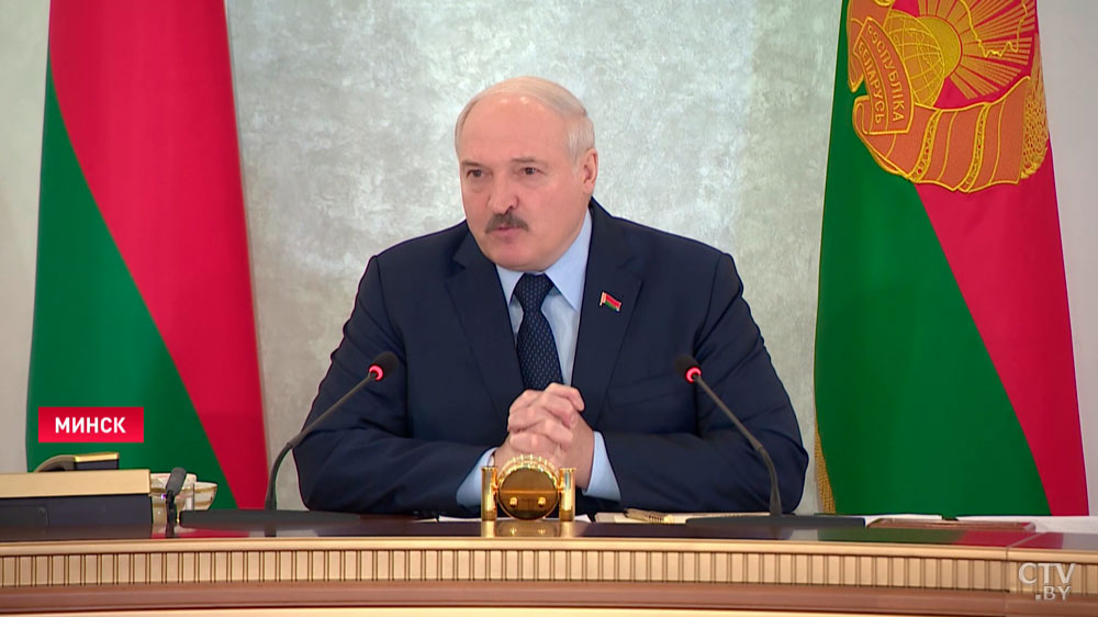 Лукашенко: мы мудро поступили, когда договорились, что свою вакцину выпустим в оборот в 2023 году -7