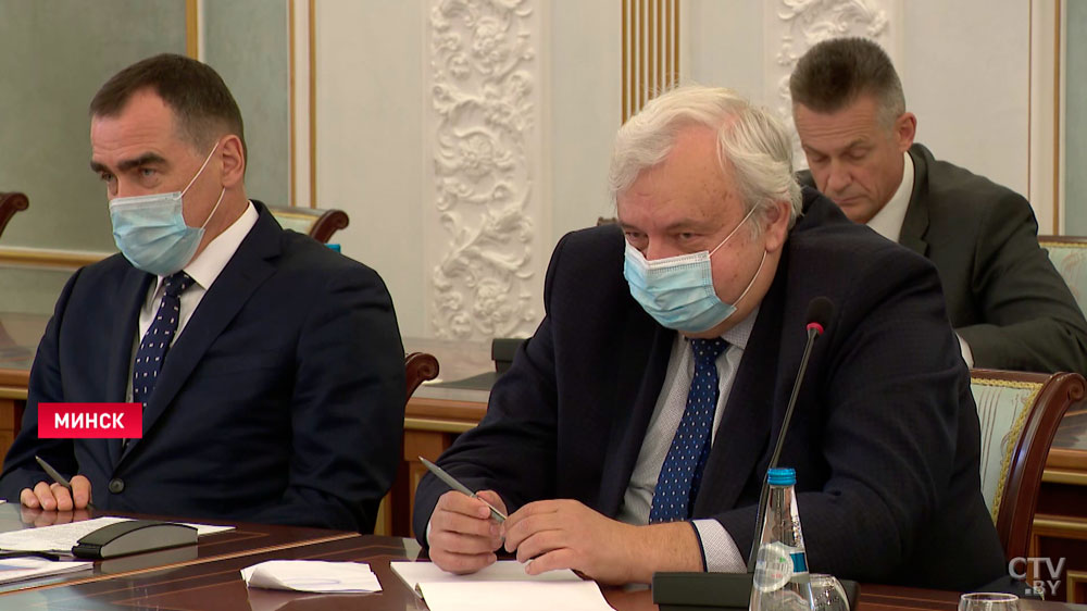 Лукашенко: мы мудро поступили, когда договорились, что свою вакцину выпустим в оборот в 2023 году -4