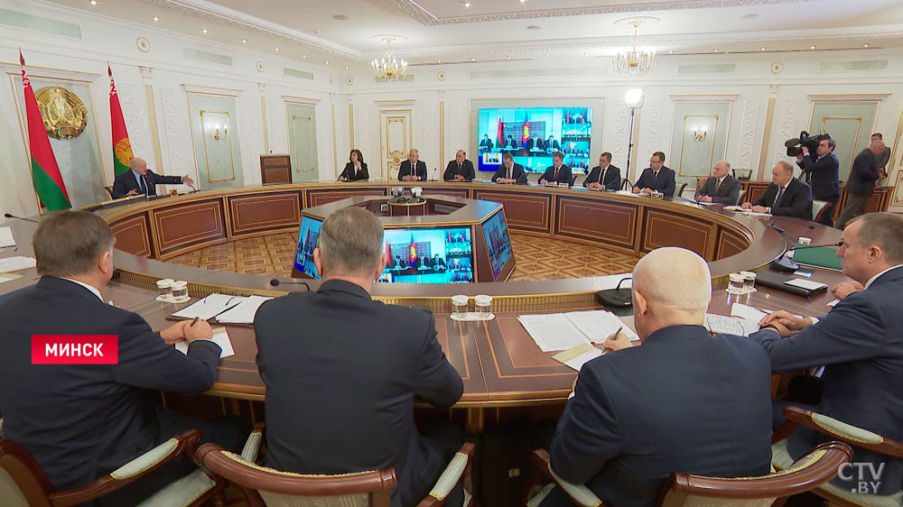 Лукашенко: мы мудро поступили, когда договорились, что свою вакцину выпустим в оборот в 2023 году -1