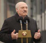 Лукашенко: мы не просто сползаем с той вершины, на которую подняли болезнь эту, а мы уже сползли