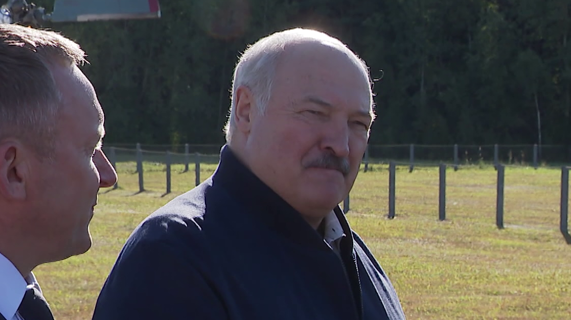Лукашенко на агрокомбинате «Дзержинский»: у нас хватает земли, чтобы производить здесь зерно, кормить птицу, свиней