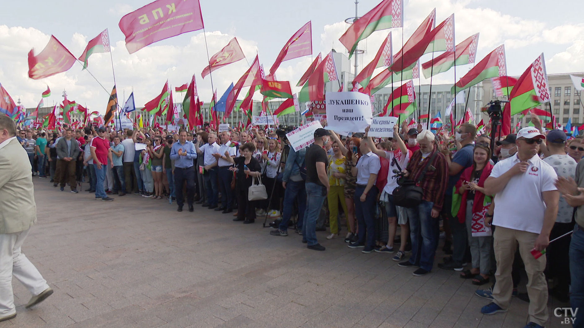 «Я за семью, за свободную Беларусь». Что говорят участники митинга на площади Независимости в Минске-1