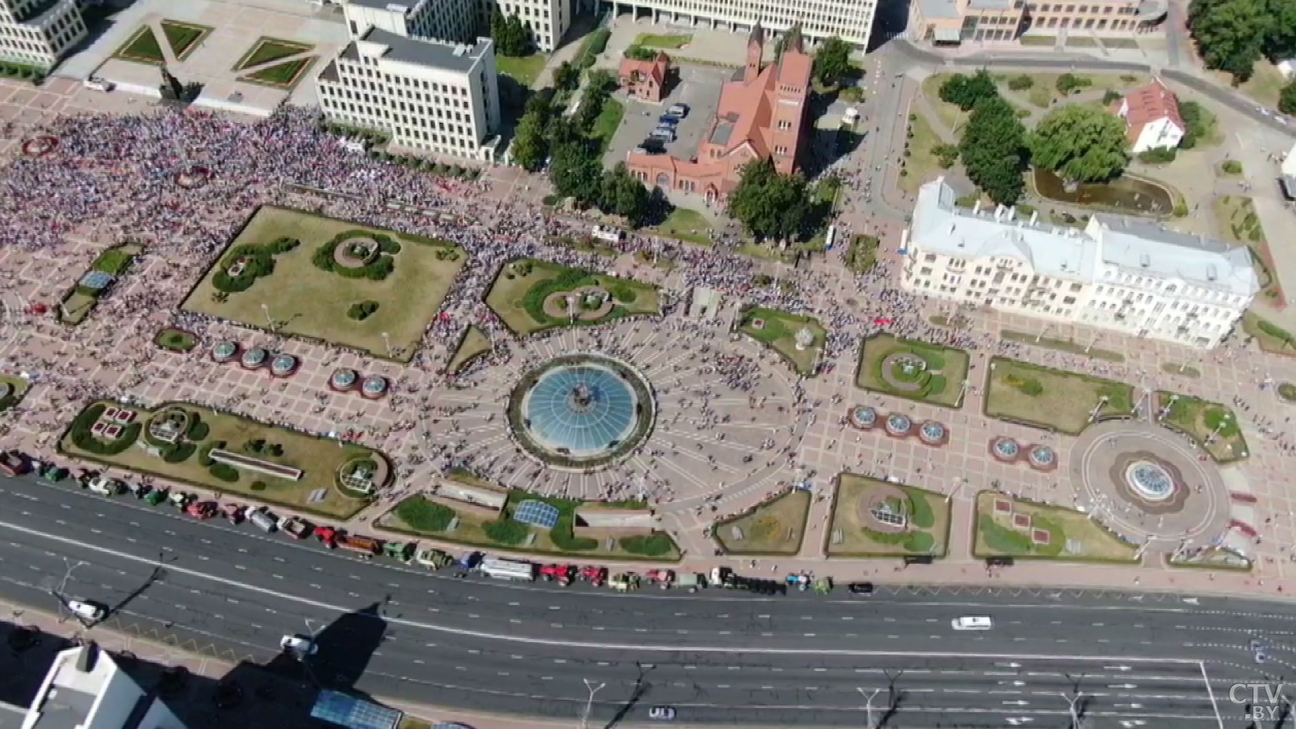 «Я за семью, за свободную Беларусь». Что говорят участники митинга на площади Независимости в Минске-6