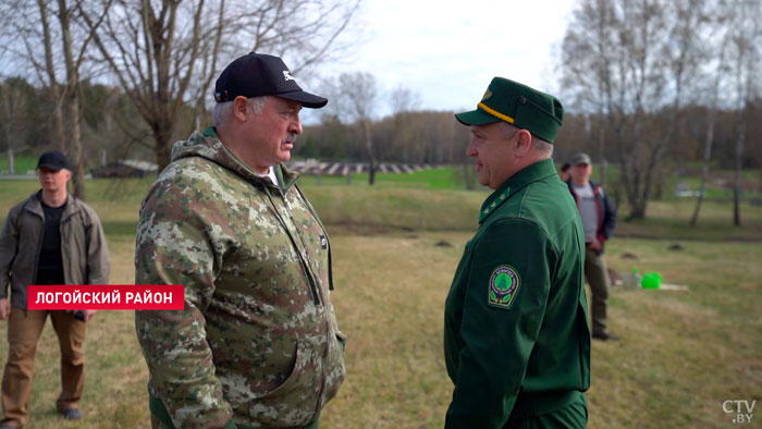 «Добрый день трудовой бригаде!» Александр Лукашенко на субботнике работает на благоустройстве «Хатыни»-7