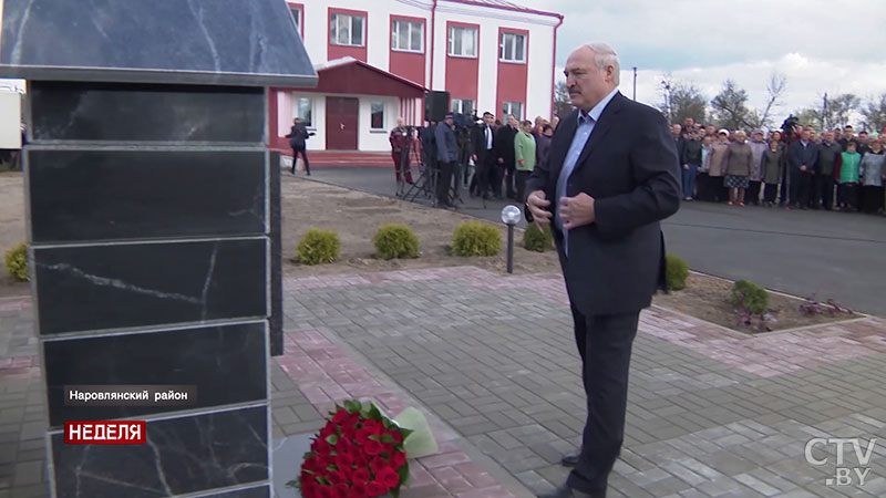 Александр Лукашенко возложил цветы к мемориалу памяти выселенным деревням Наровлянского сельсовета-8 Александр Лукашенко возложил цветы к мемориалу памяти выселенным деревням Наровлянского сельсовета-8