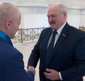 «Если что, маме отдашь». Александр Лукашенко наградил Олега Новицкого орденом Дружбы народов