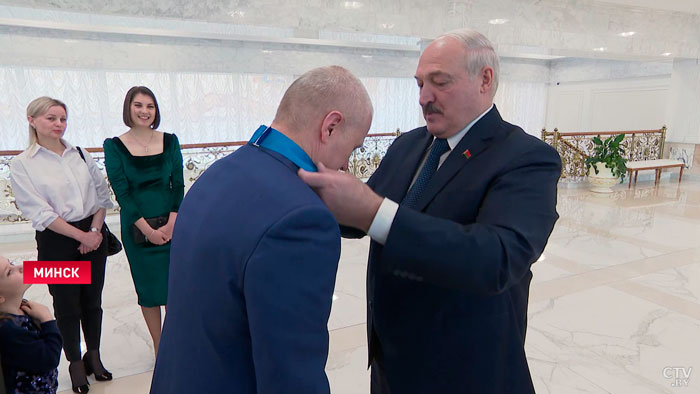 «Если что, маме отдашь». Александр Лукашенко наградил Олега Новицкого орденом Дружбы народов-4