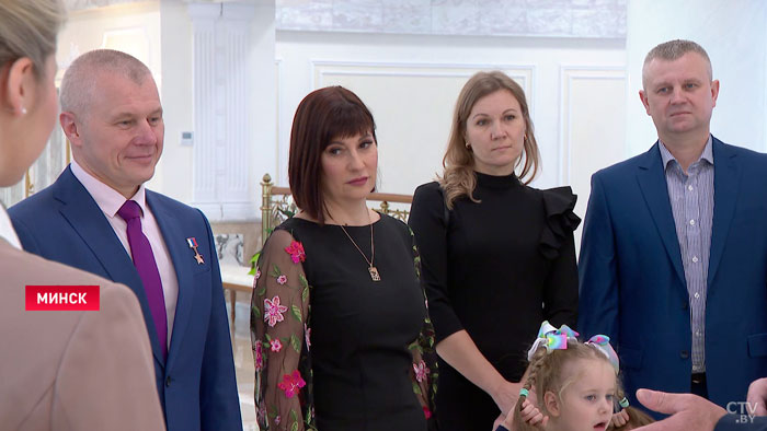 «Если что, маме отдашь». Александр Лукашенко наградил Олега Новицкого орденом Дружбы народов-7
