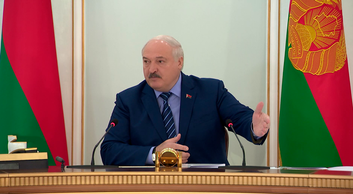 Лукашенко: «Прежде, чем затиктокаться и что-то в интернете «писнуть» – возьми топор, пилу и помоги!»