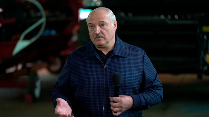 Лукашенко о ремонте дорог: «Нет у нас причины, чтобы свернуть под какими-то санкциями эту работу»