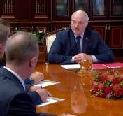 Александр Лукашенко: футболисты получали огромные деньги. А зачем жёнам работать? Они сидят и тычут в эти айфоны. И все за БЧБ