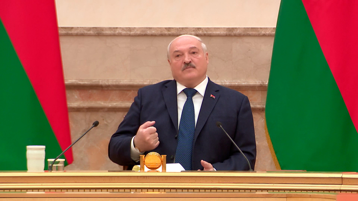 «Нужно живое общение!» Лукашенко рассказал, как противостоять выпадам, связанным с ИИ, интернетом