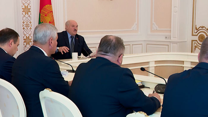 Лукашенко: любые меры, чтобы деньги, которые положены детям, были у детей, а не у алкашей