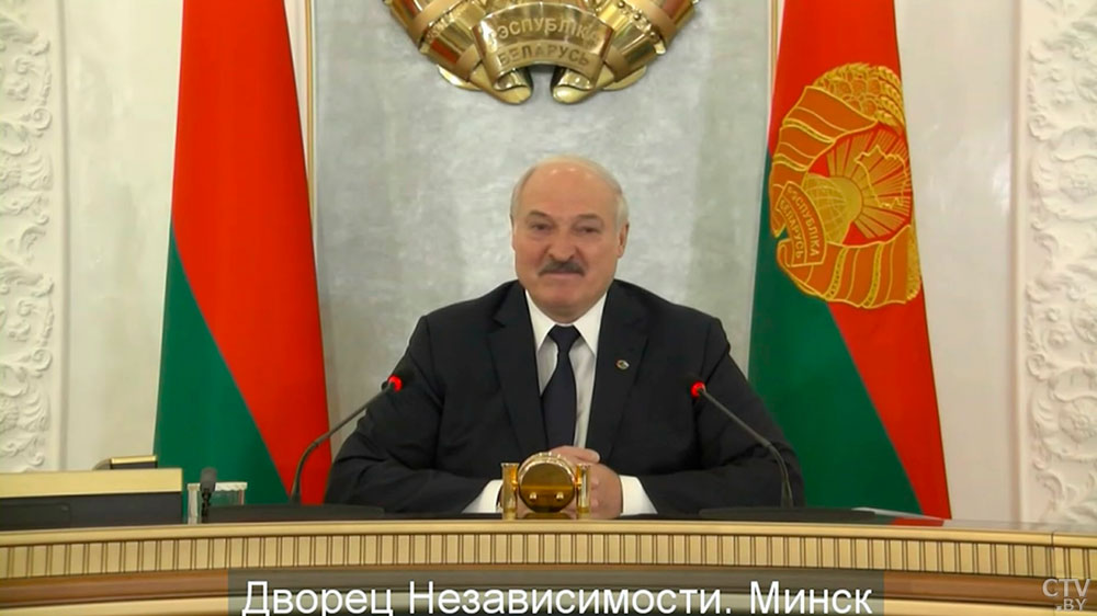 Лукашенко: Владимир Владимирович мне обещал, что с собой возьмёт, Крым покажет. Но сегодня уехал и меня с собой не пригласил-4